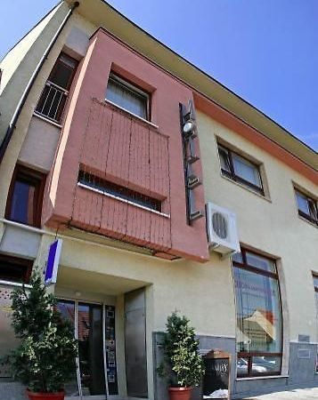 Svätý Jur Hotel Maxim מראה חיצוני תמונה