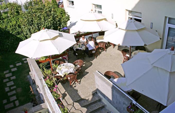 Svätý Jur Hotel Maxim מראה חיצוני תמונה
