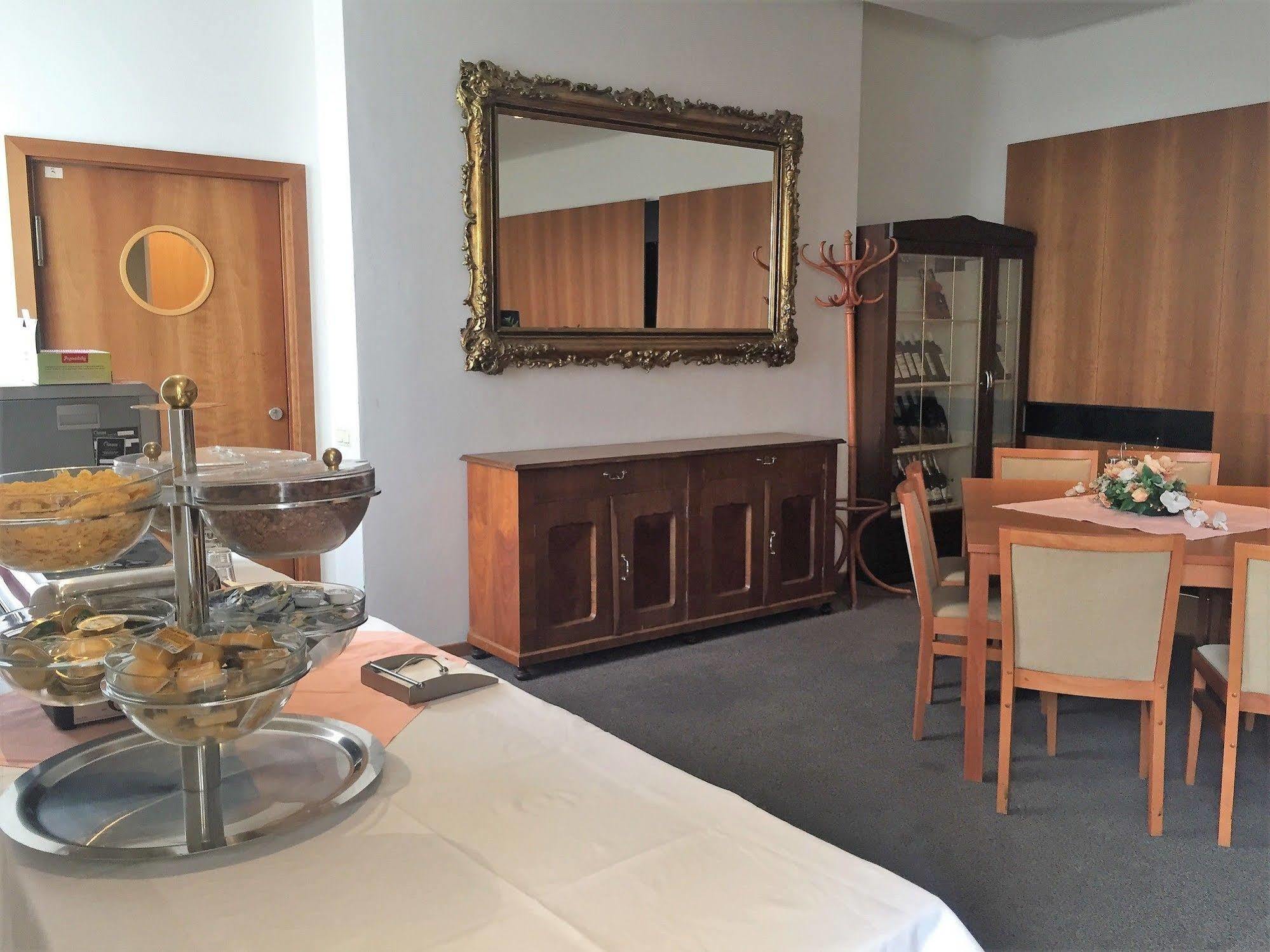 Svätý Jur Hotel Maxim מראה חיצוני תמונה