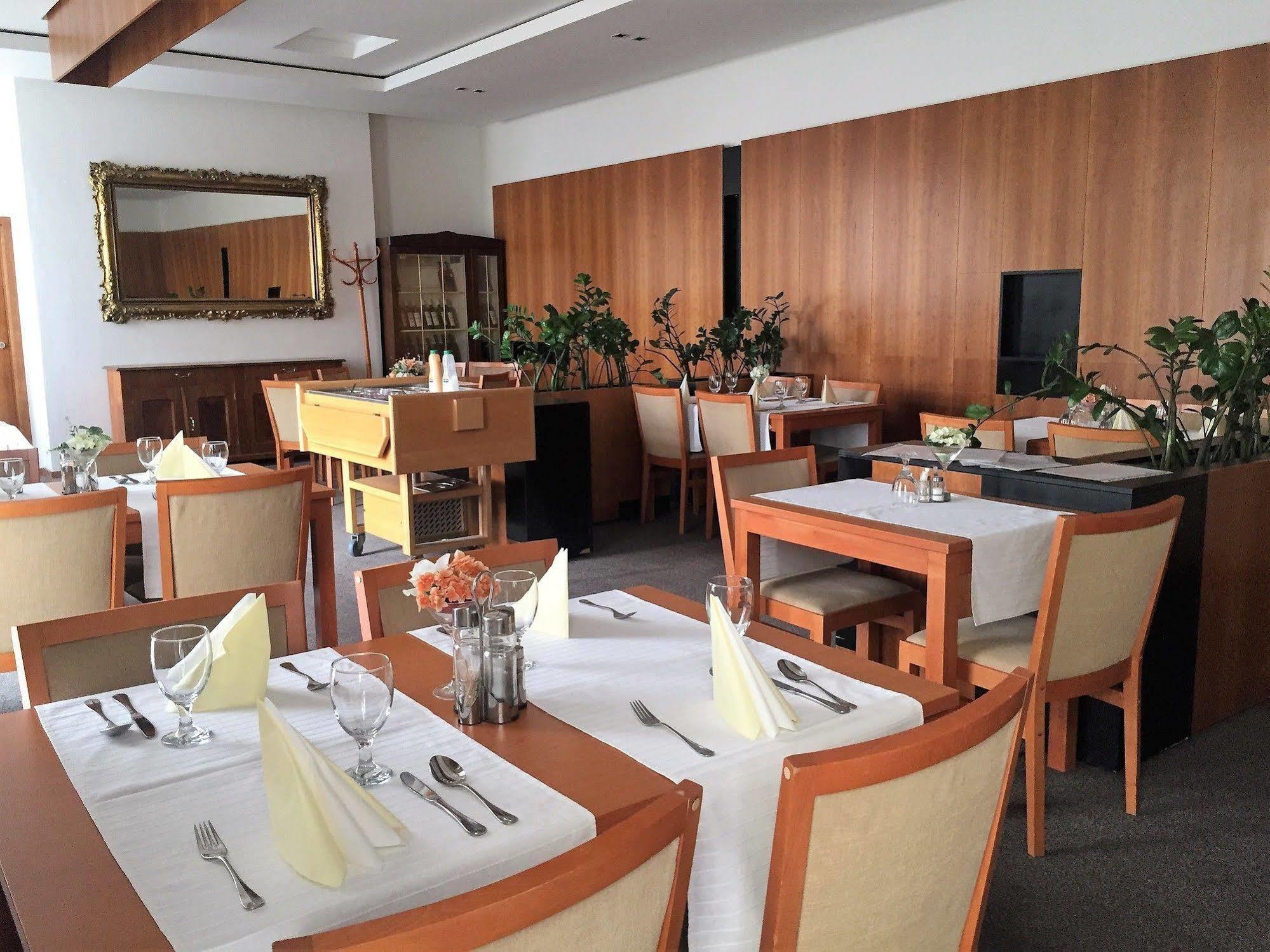Svätý Jur Hotel Maxim מראה חיצוני תמונה