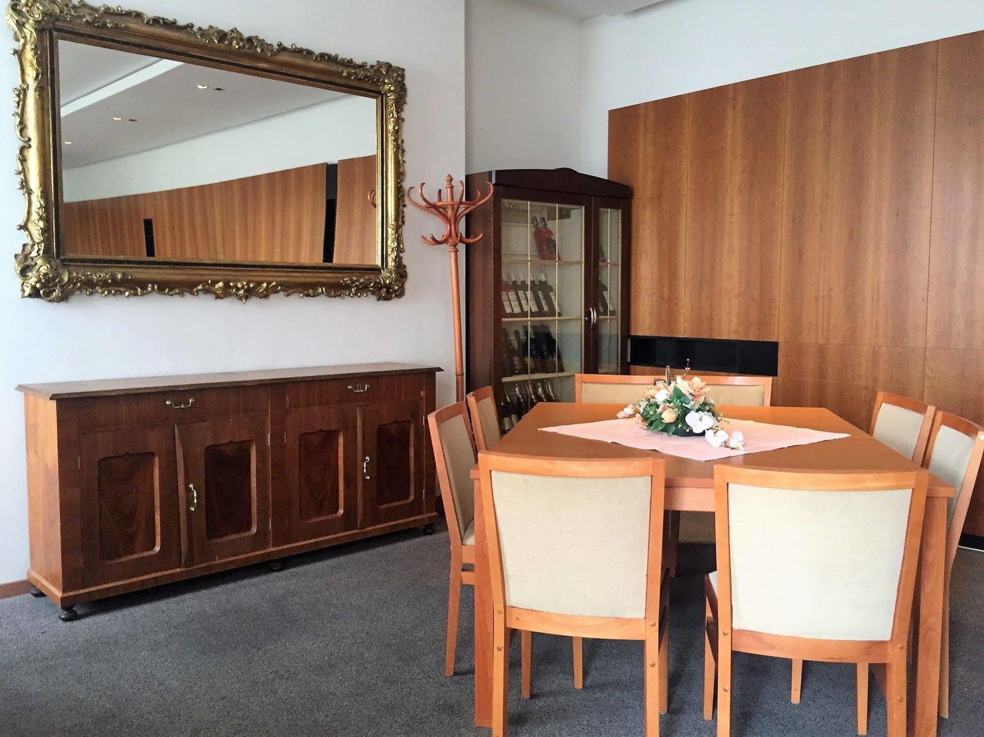 Svätý Jur Hotel Maxim מראה חיצוני תמונה