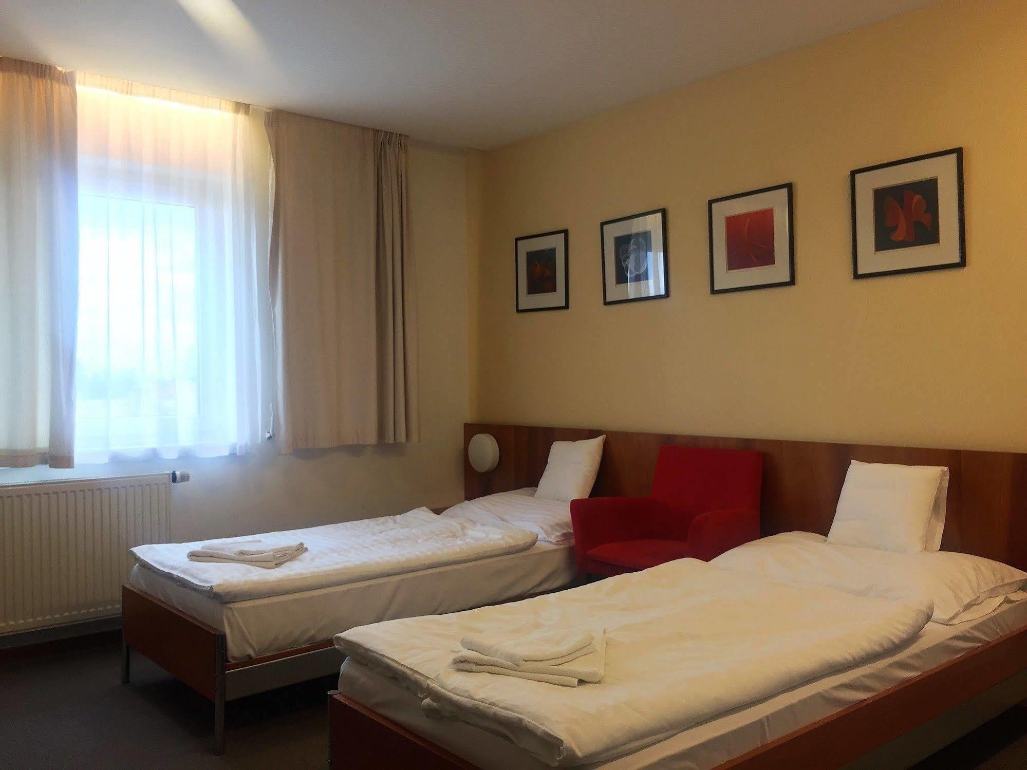 Svätý Jur Hotel Maxim מראה חיצוני תמונה