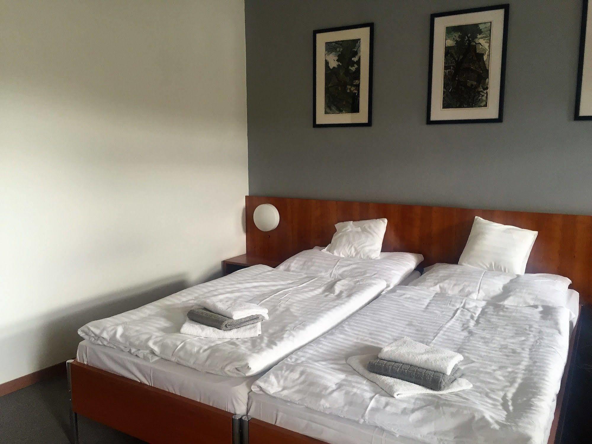 Svätý Jur Hotel Maxim מראה חיצוני תמונה