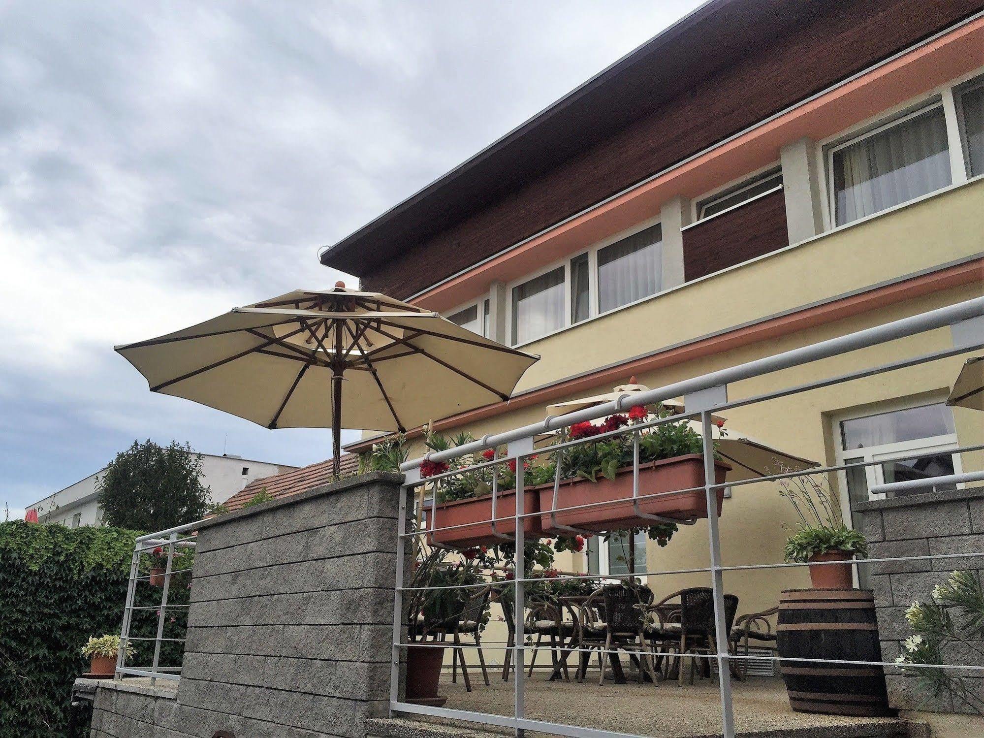 Svätý Jur Hotel Maxim מראה חיצוני תמונה