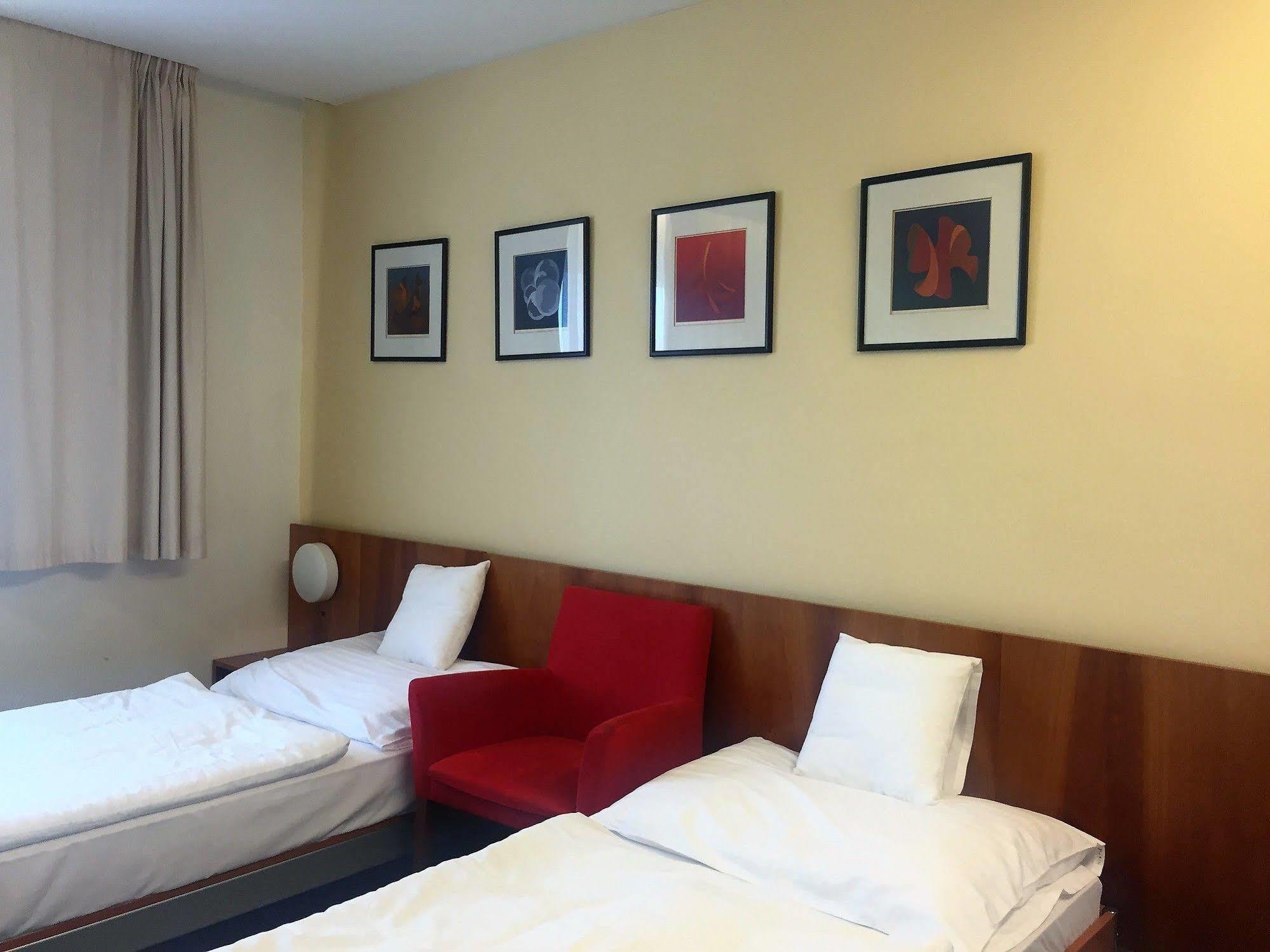 Svätý Jur Hotel Maxim מראה חיצוני תמונה