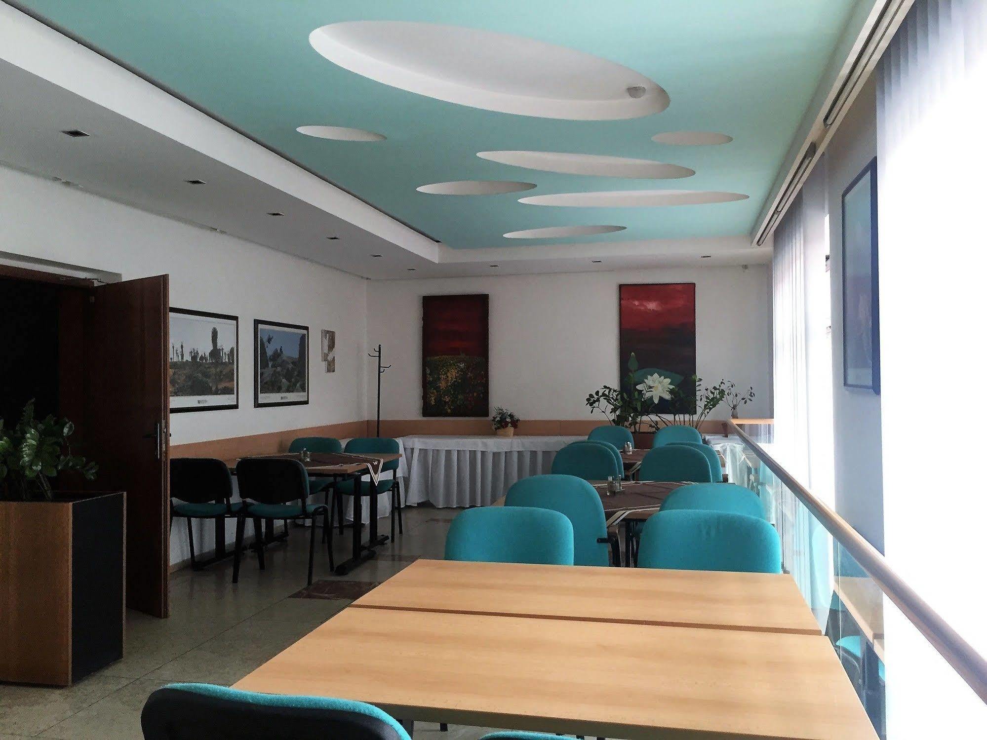 Svätý Jur Hotel Maxim מראה חיצוני תמונה