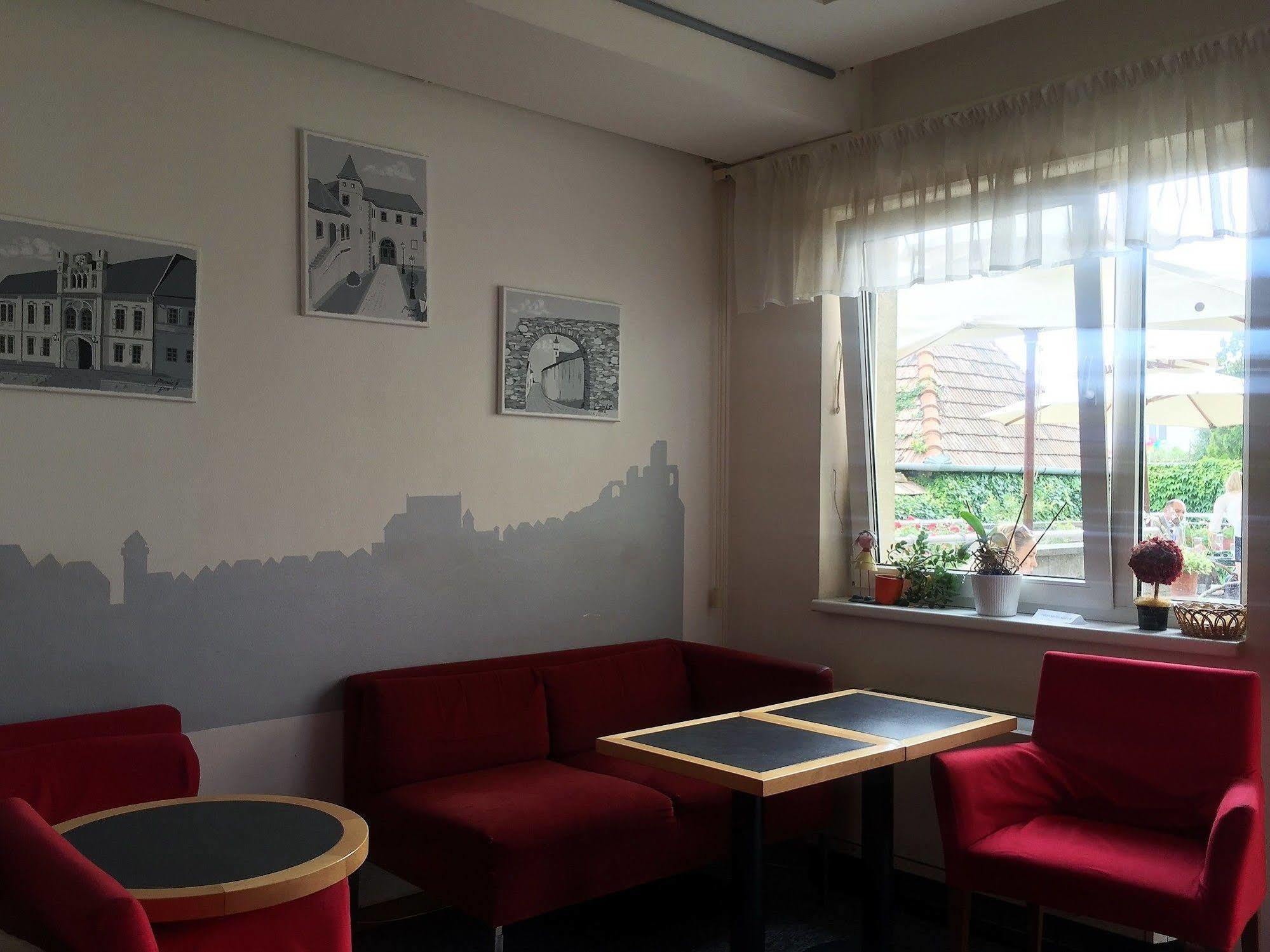 Svätý Jur Hotel Maxim מראה חיצוני תמונה
