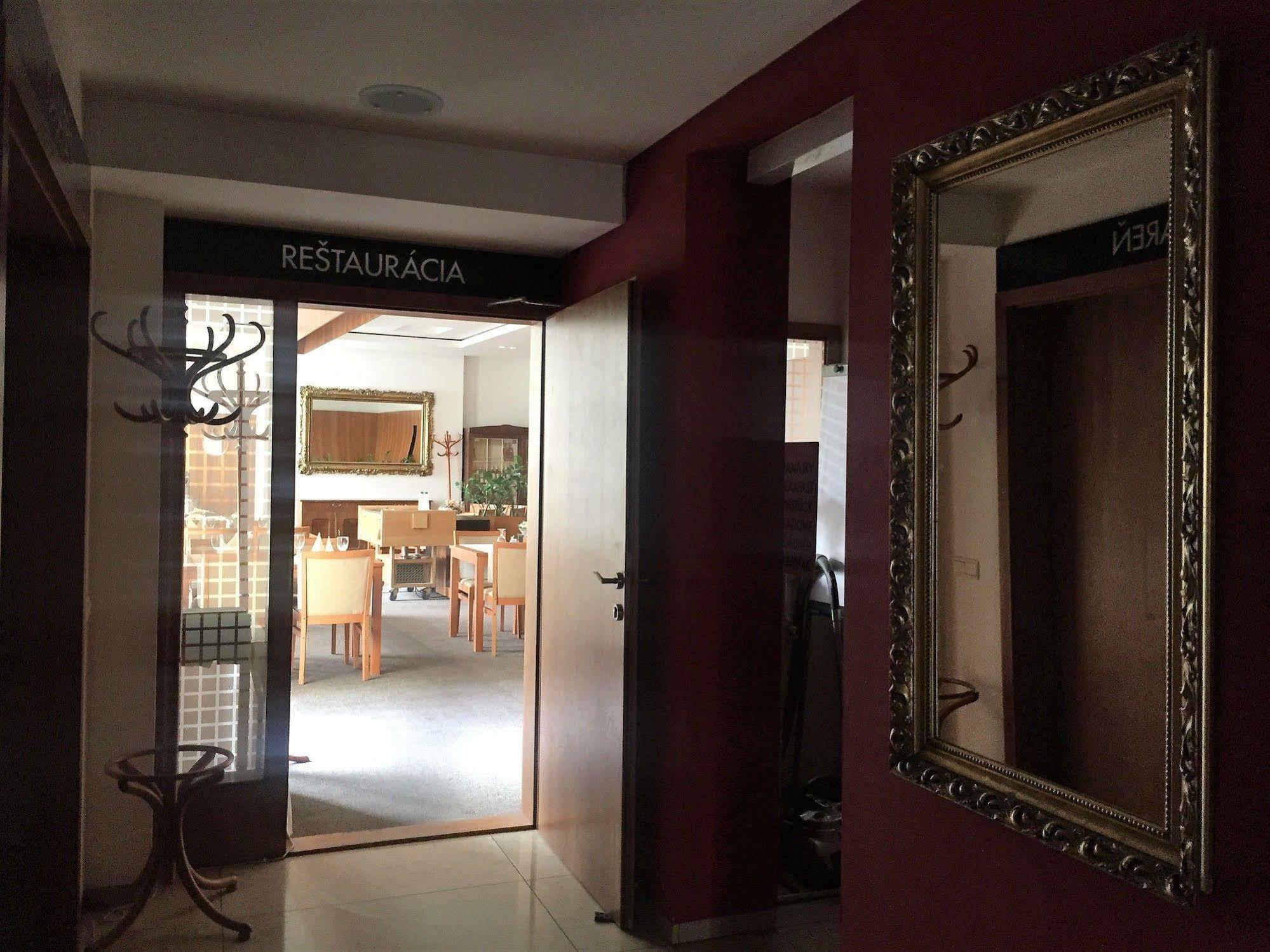 Svätý Jur Hotel Maxim מראה חיצוני תמונה