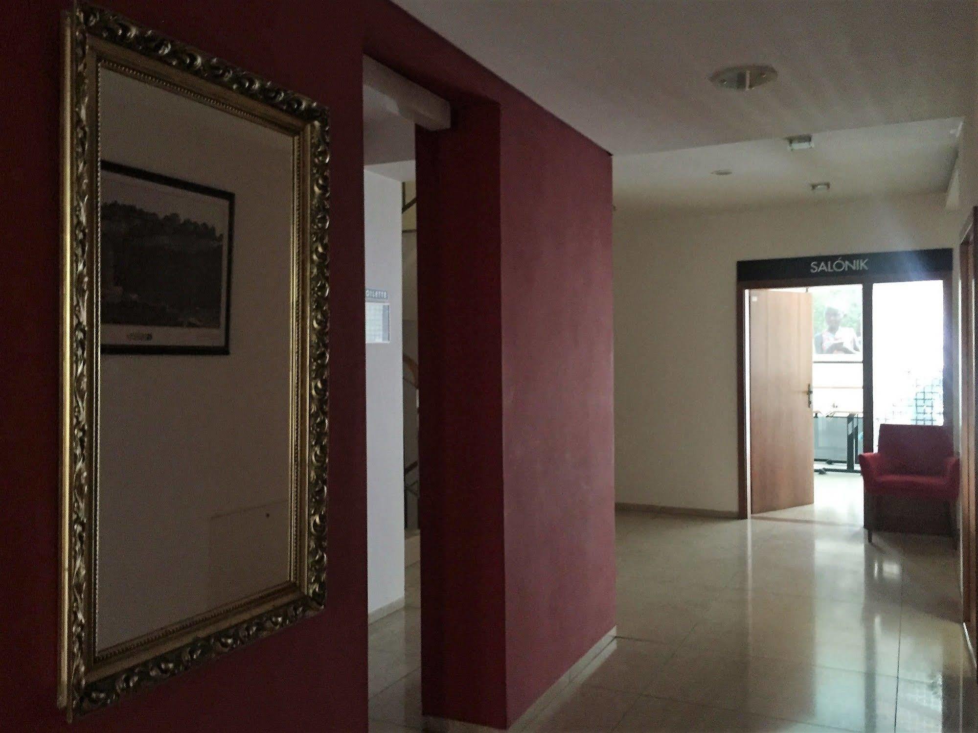 Svätý Jur Hotel Maxim מראה חיצוני תמונה